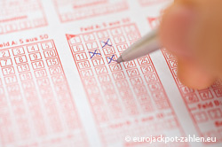 Eurojackpot-Zahlen werden auf einem Spielschein angekreuzt